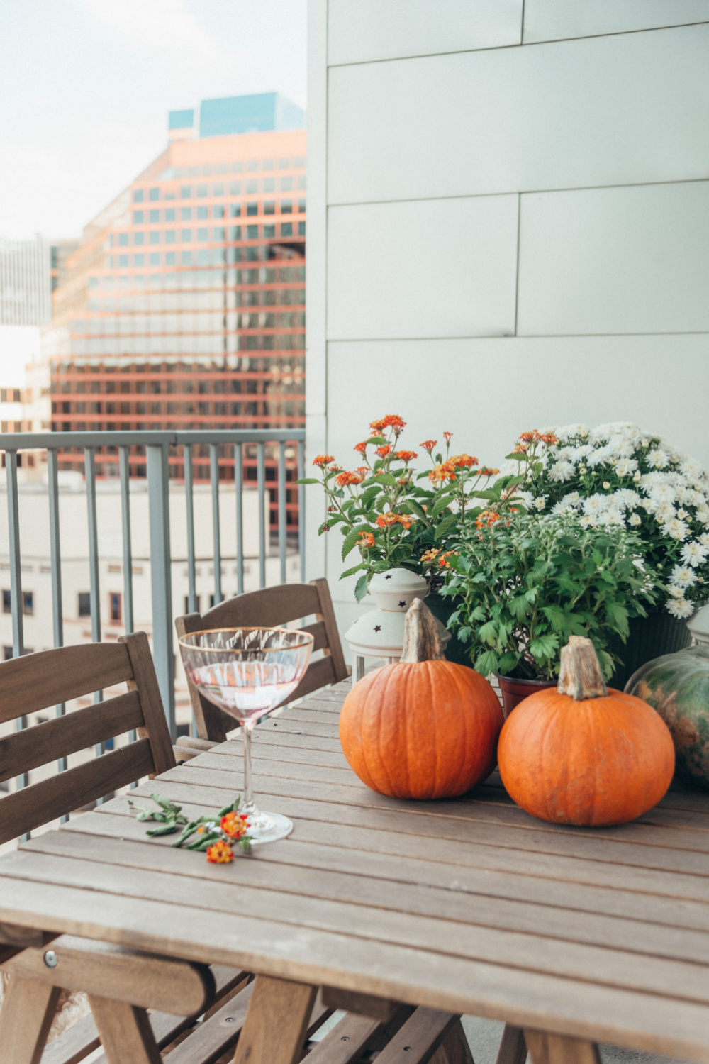 how to decorate your patio for fall, fall patio decor, fall patio decorating ideas, fall patio decor apartment